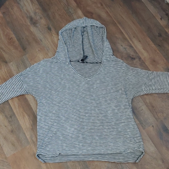 Black and White striped sweatshirt - Picture 5 of 7